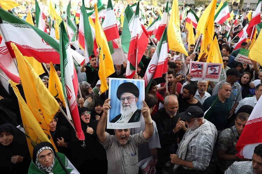 Jameneí asegura que Irán dio "una dura bofetada" a EE.UU. y "aplastó" a Israel