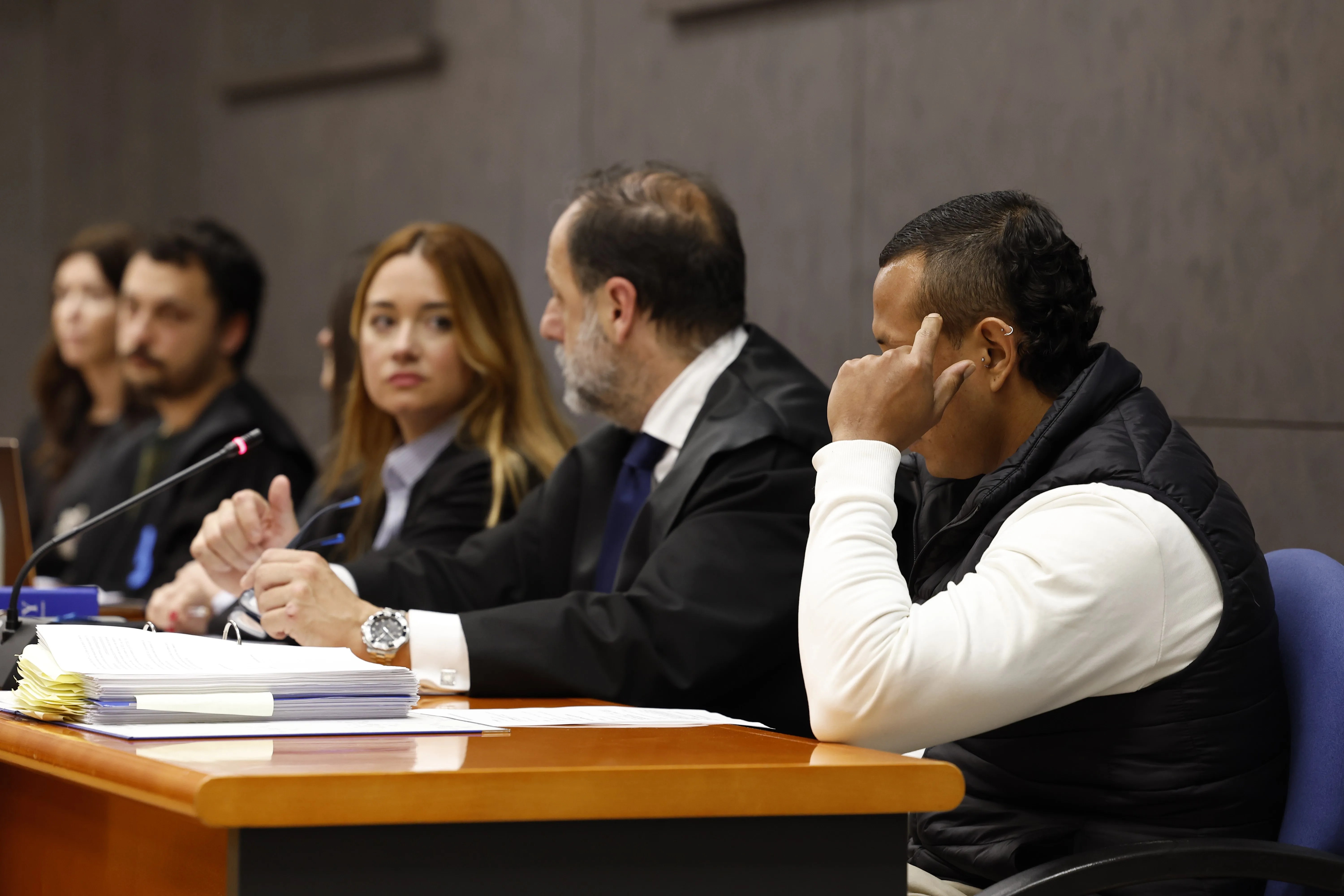 Imagen del condenado por asesinar a hombre en octubre de 2021 en Bilbao (d), en un momento del juicio. EFE/ Miguel Toña