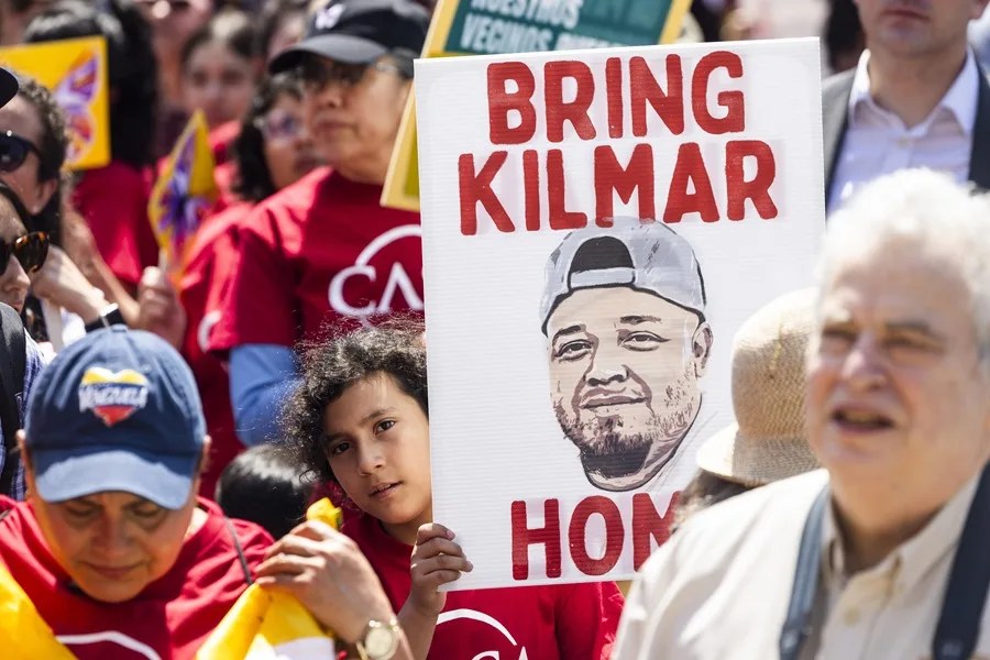 El migrante Kilmar Ábrego, deportado "por error", vuelve a EE.UU. tras meses detenido en El Salvador