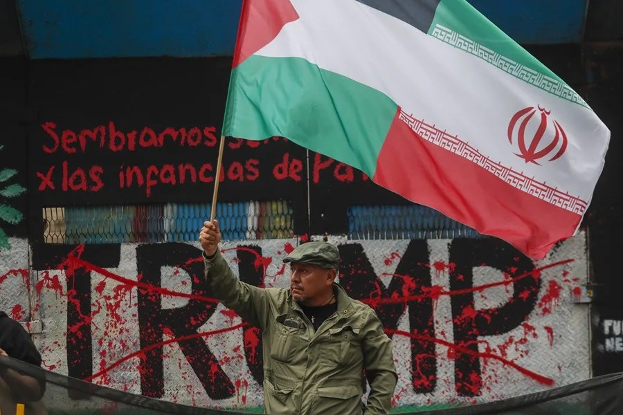 Una persona sostiene una bandera durante una manifestación a favor de Palestina e Irán en Ciudad de México (México). EFE/ Isaac Esquivel