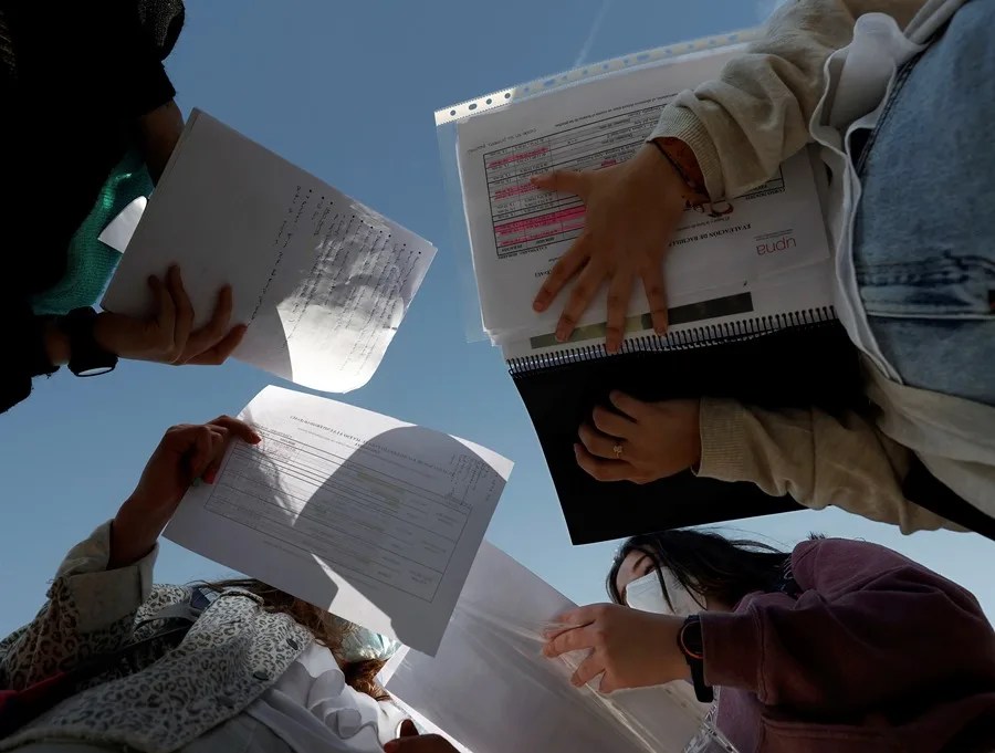 Un grupo de estudiantes dan el último repaso a sus apuntes