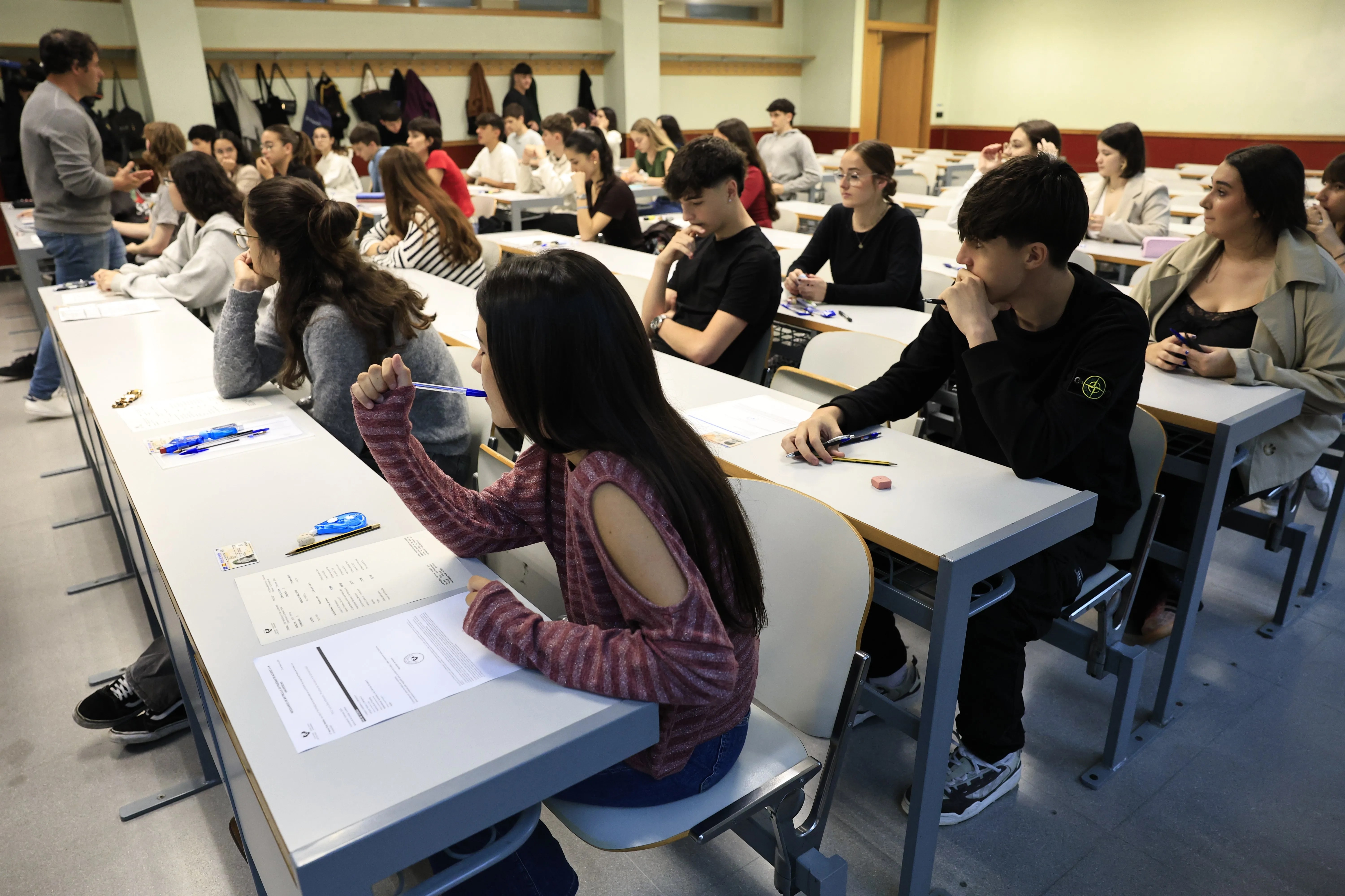 Estudiantes preparados para comenzar la prueba de acceso a la universidad (PAU) en Euskadi. EFE/Miguel Toña.