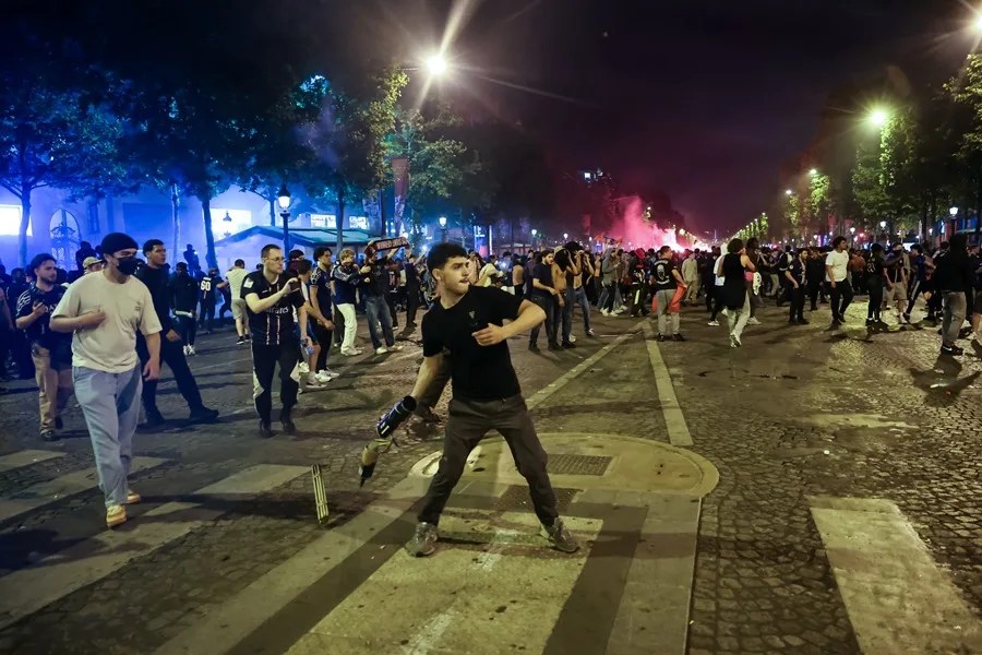 Hinchas del PSG en los Campos Elíseos después de que su equipo ganara la final de la Liga de Campeones de la UEFA entre el Paris Saint-Germain y el Internazionale Milano,