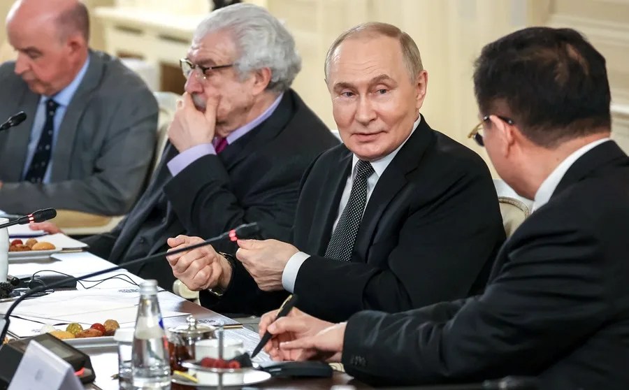 Putin celebra con encuentro con representantes de agencias internacionales