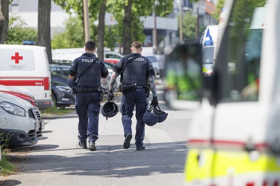 La policía camina frente al instituto Dreierschützengasse tras un tiroteo en Graz