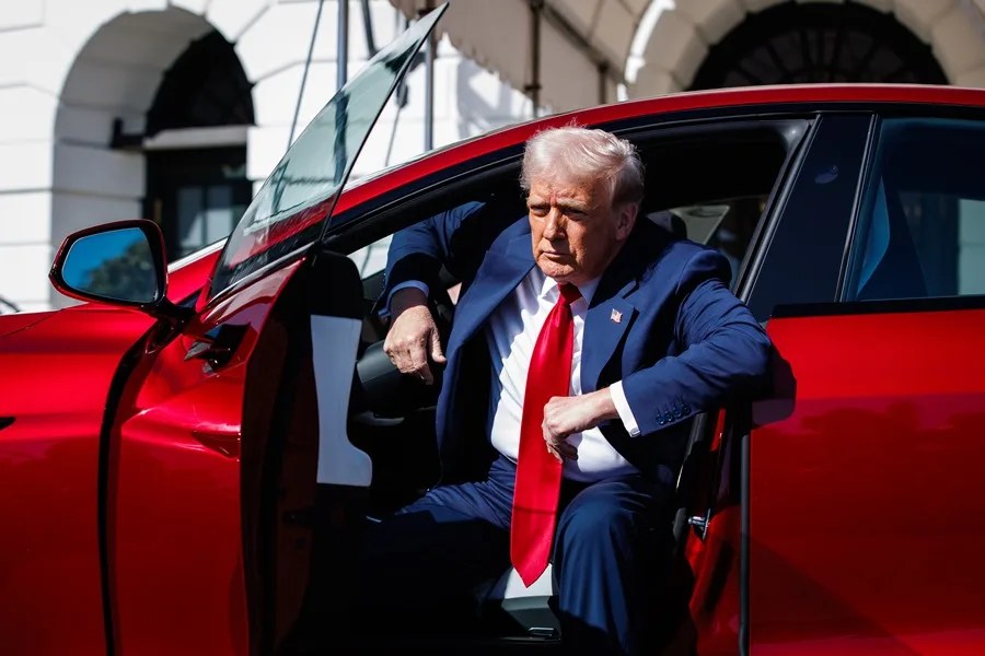 Trump planea vender el Tesla que compró a Musk, según la Casa Blanca