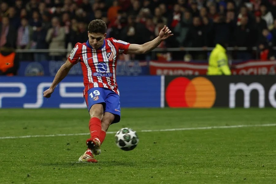 El delantero argentino del Atlético de Madrid, Julián Álvarez, en su lanzamiento en la tanda de penaltis