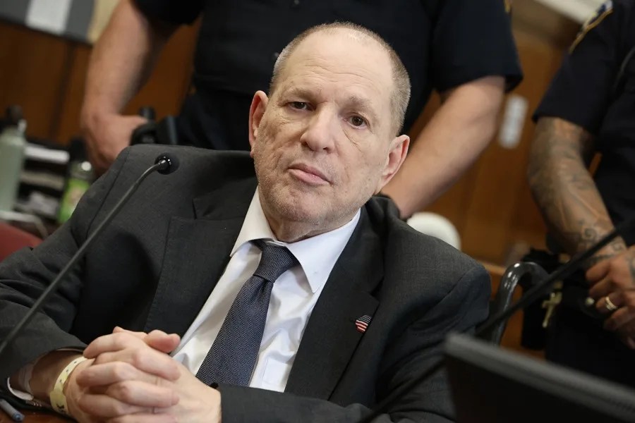 El productor de Hollywood Harvey Weinstein dice estar arrepentido de "actuar inmoralmente" durante su carrera