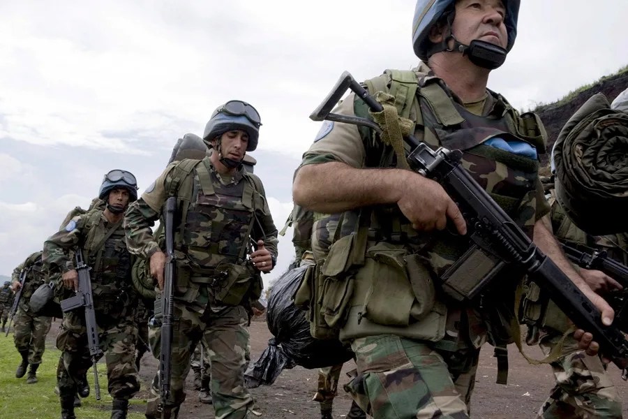 fotografía de archivo de soldados uruguayos de Naciones Unidas tomando posiciones en lo alto de una colina en Kibati, a las afueras de Goma, en la República Democrática del Congo. EFE/Sarah Elliot