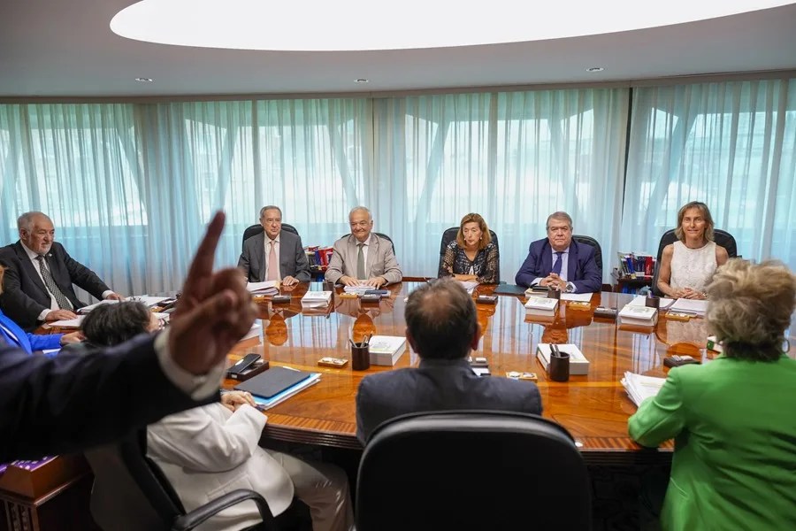 El presidente del Tribunal Constitucional (TC), Cándido Conde Pumpido (i), durante el pleno histórico de cinco días, que ha arrancado este lunes en Madrid, centrado en exclusiva en la ley de amnistía, con una ponencia que propone avalar la norma en líneas generales y que augura un debate intenso entre sus magistrados.