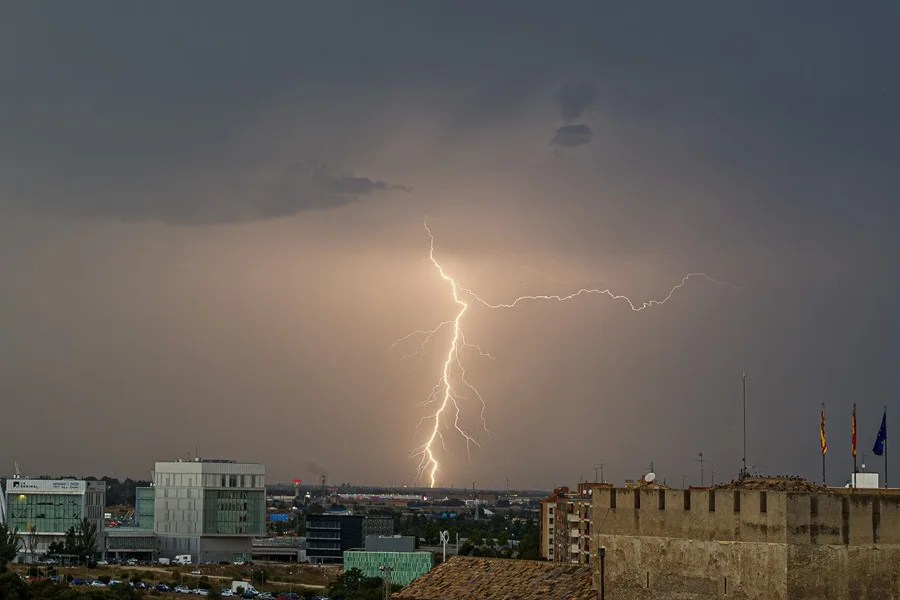 Fotografía de una tormenta este martes, en Zaragoza.