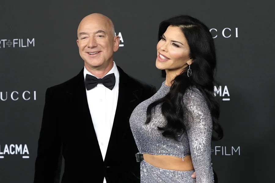 El magnate millonario Jeff Bezos y su futura esposa, la presentadora Lauren Sanchez.