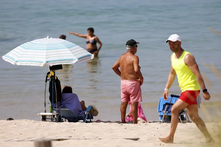 Varias personas se refrescan en la playa de Doniños, este miércoles