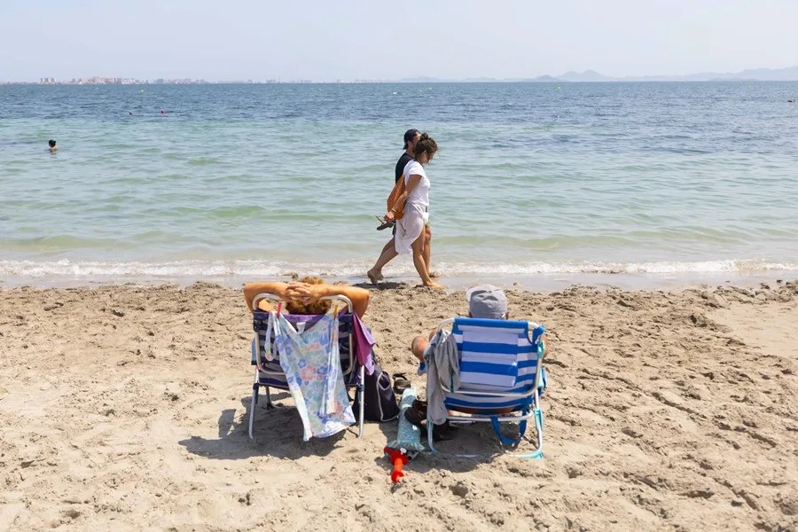 Varias personas toman el sol en la Playa de La Puntica de San Pedro del Pinatar, (Murcia).