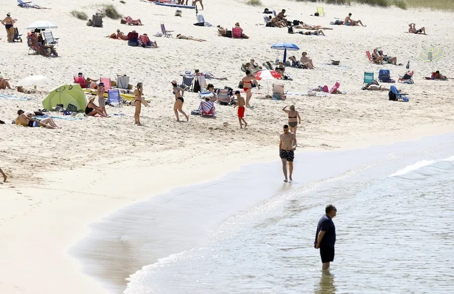 Varias personas se refrescan en la playa de Doniños, este miércoles.