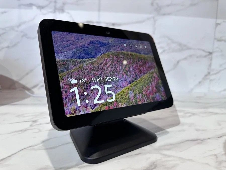 Fotografía del Echo Hub de Amazon, creado especialmente para un control a través de Alexa de los dispositivos conectados compatibles.