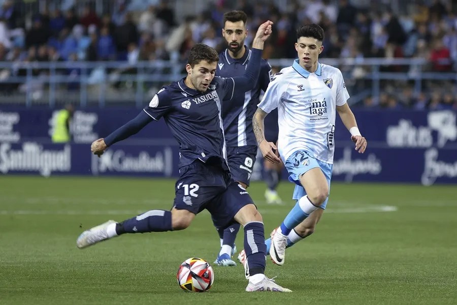 Antonio Cordero (d), del Málaga CF, durante un partido.