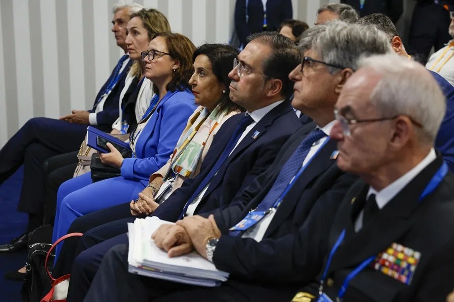 La ministra de Defensa, Margarita Robles (c-i), en la cumbre de la OTAN