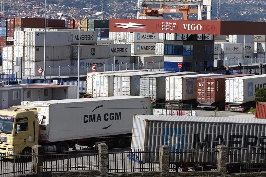 Vista de muelle de contenedores del puerto de Vigo.