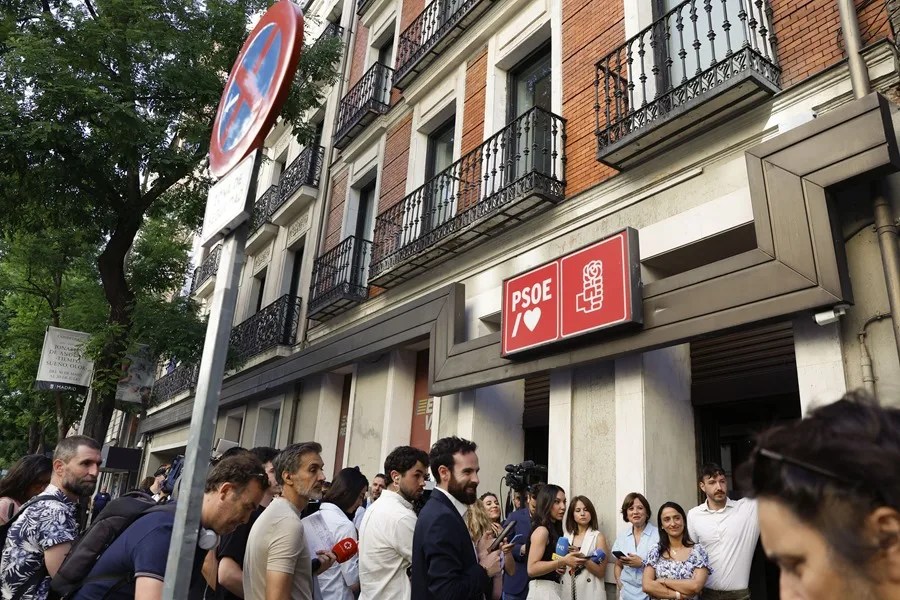 Periodistas a las puertas de la sede del PSOE en Madrid