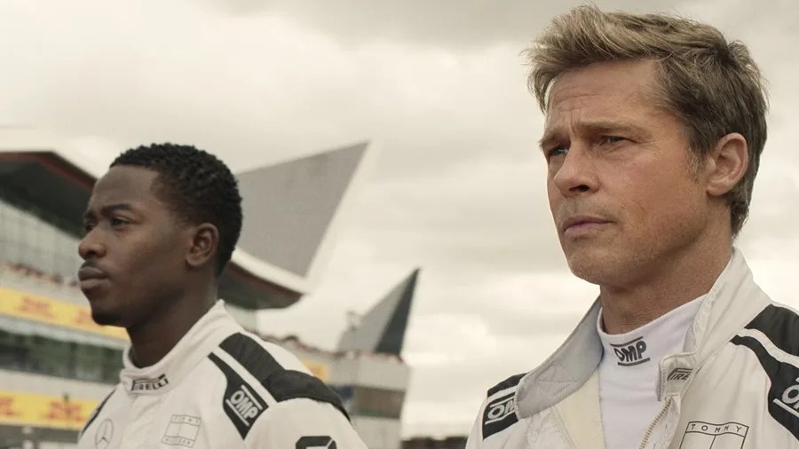 Los actores Brad Pitt (d) y Damson Idris (i), en una escena de la película 'F1' llega el viernes a los cines españoles.