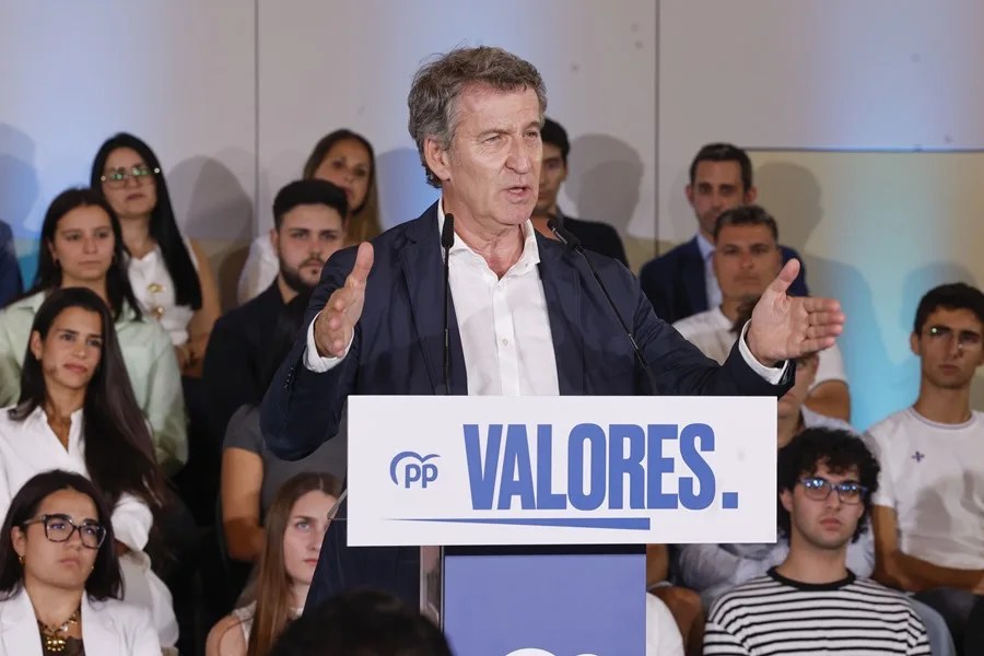 El presidente del PP, Alberto Núñez Feijóo interviene durante un acto político en Las Palmas de Gran Canaria.