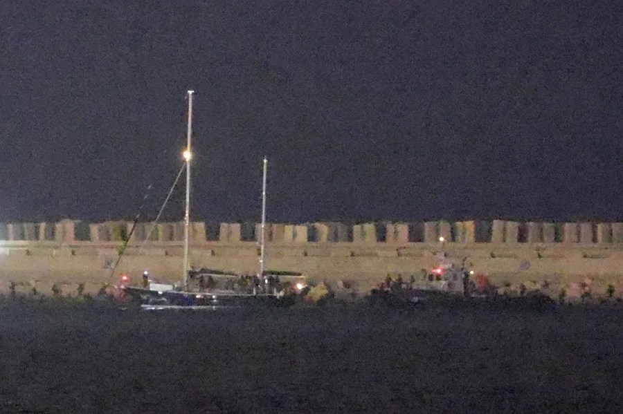 Buques de la Marina israelí escoltan al buque Madleen en el puerto de Ashdod, Israel, 09 de junio de 2025