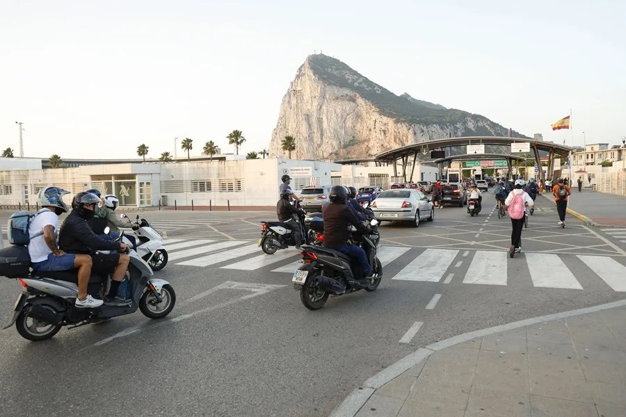 Trabajadores españoles viajan a Gibraltar para trabajar en La Línea de la Concepció