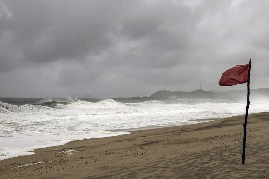 Fuerte oleaje antes de la llegada del huracán Erick al balneario de Salina Cruz, en Oaxaca, México