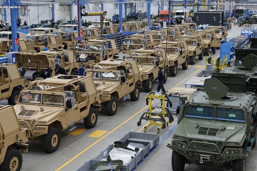 Vehículos todoterreno en la cadena de montaje, en una imagen de archivo. EFE/Lavandeira jr