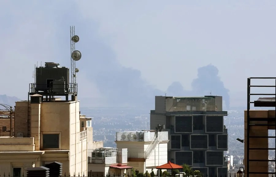 Humo se eleva tras un ataque aéreo israelí en el centro de Teherán