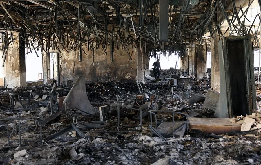 Vista del edificio de la televisión estatal iraní (IRIB) dañado