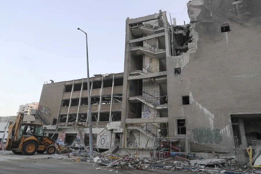 Vista de los destrozos causados por un ataque iraní en Haifa (Israel), este viernes.
