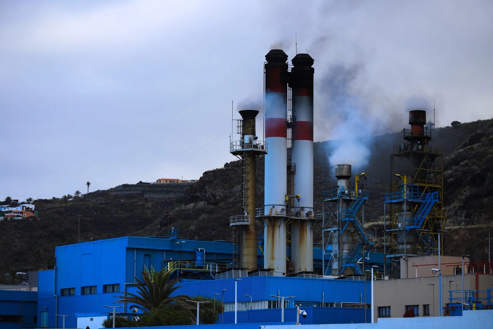 Central eléctrica de Los Guinchos, en La Palma, donde se ha producido el problema que ha ocasionado el apagón. EFE/Luis G. Morera