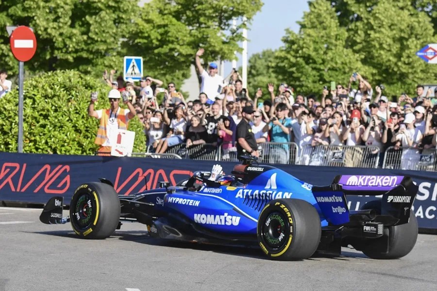 Carlos Sainz durante la exhibición por la parte urbana del futuro circuito Madring F1.