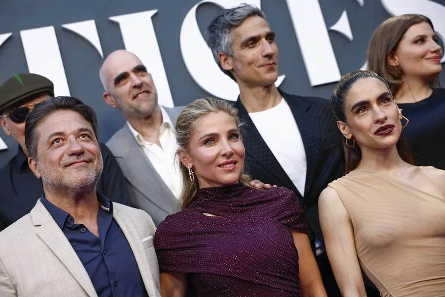 El equipo de la serie ´Matices´ posan para los medios su llegada al estreno celebrado en Madrid.