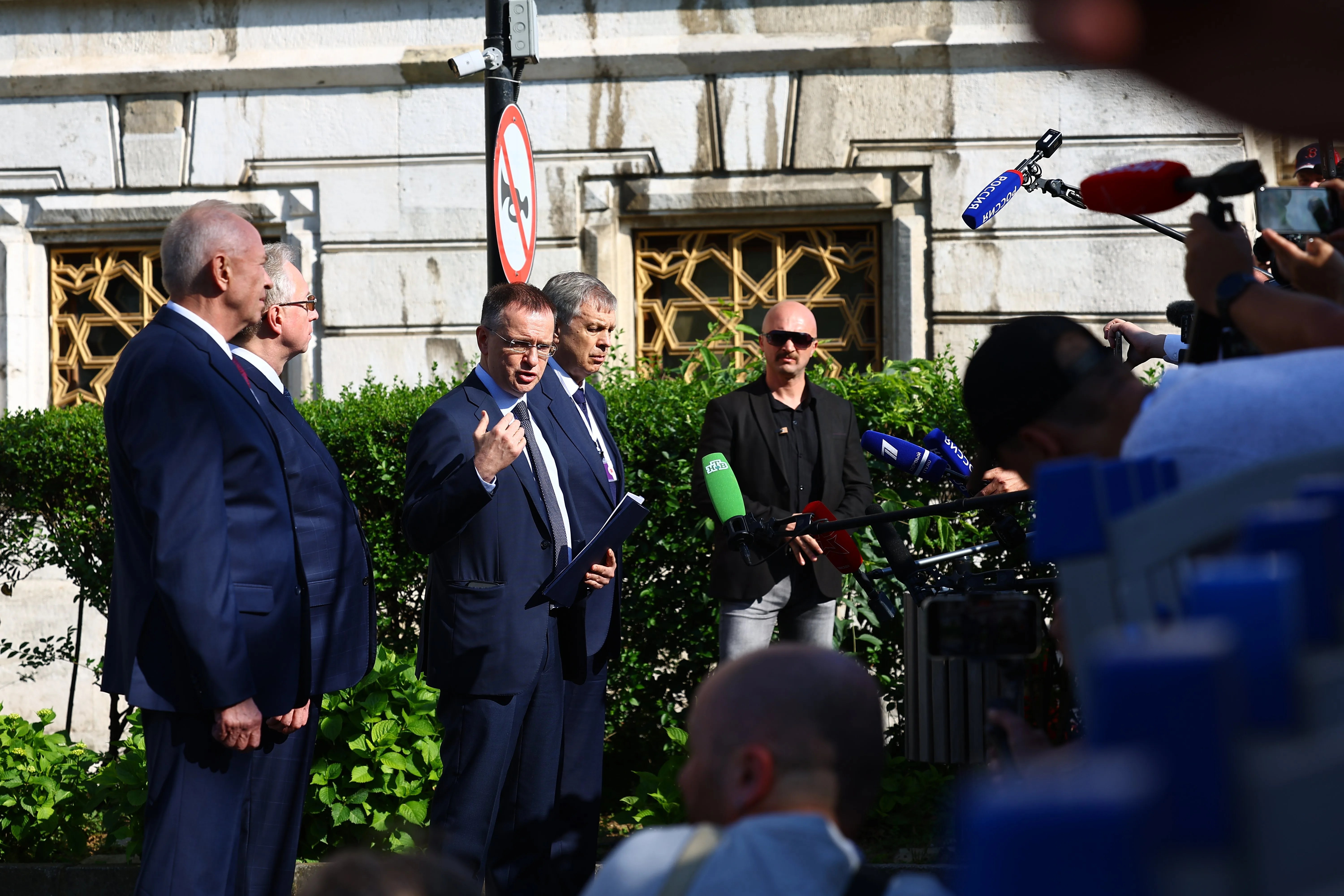 Vladimir Medinsky (C), jefe de la delegación rusa, ofrece una rueda de prensa después de la segunda reunión entre las delegaciones rusa y ucraniana para las conversaciones de paz en Estambul.