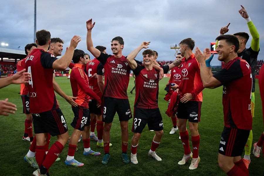 Los jugadores del Mirandés, al término del partido de ida de la final de ascenso a Primera División que CD Mirandés y Real Oviedo han disputado este domingo