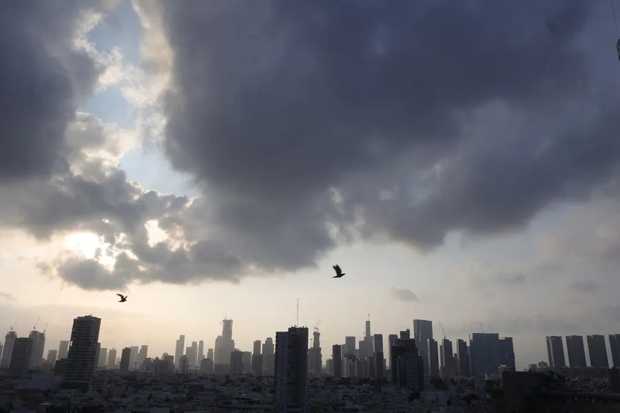 Aves vuelan al amanecer sobre el horizonte de Tel Aviv en medio de la amenaza de misiles balísticos iraníes
