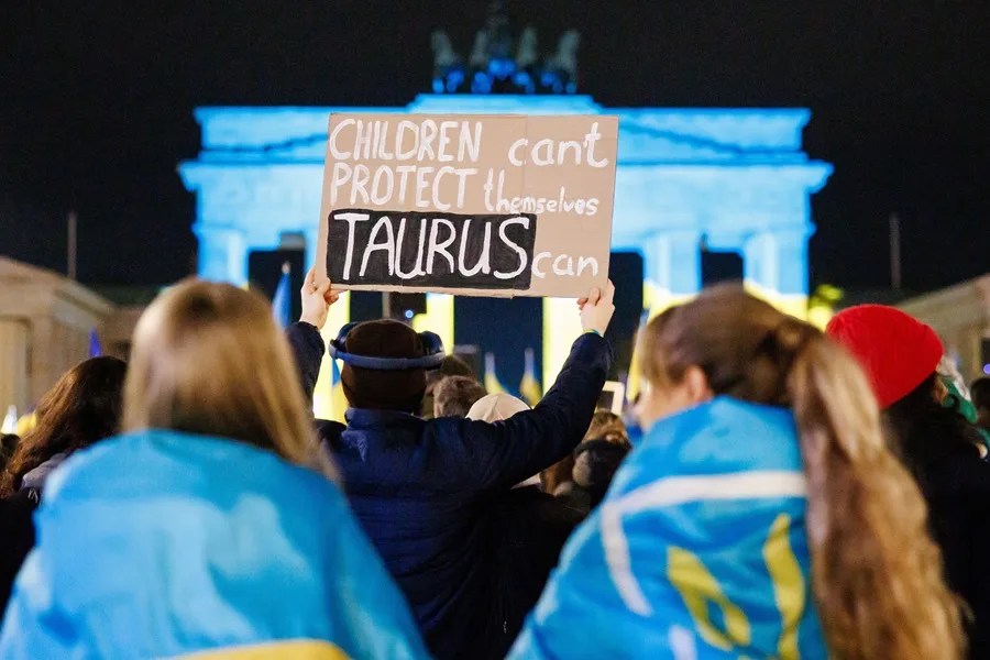 Un participante sostiene una pancarta que dice "Los niños no pueden protegerse, Tauro sí" durante una manifestación en Berlín