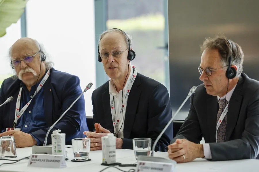 Guido Imbens (d), Economía 2021; Duncan Haldane (i), Física 2016; y Douglas Diamond (c), Economía 2022, durante la rueda de prensa