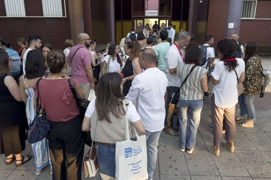 Varios opositores a las puertas del lugar del examen en Sevilla este sábado.