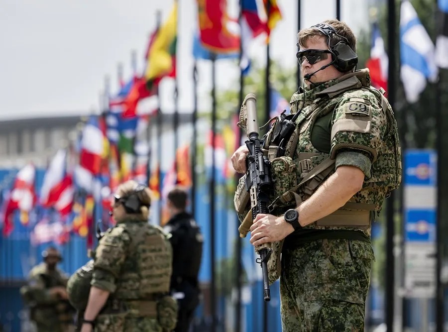 Personal de seguridad armado vigila frente al Foro Mundial, sede de la cumbre de la OTAN, en La Haya