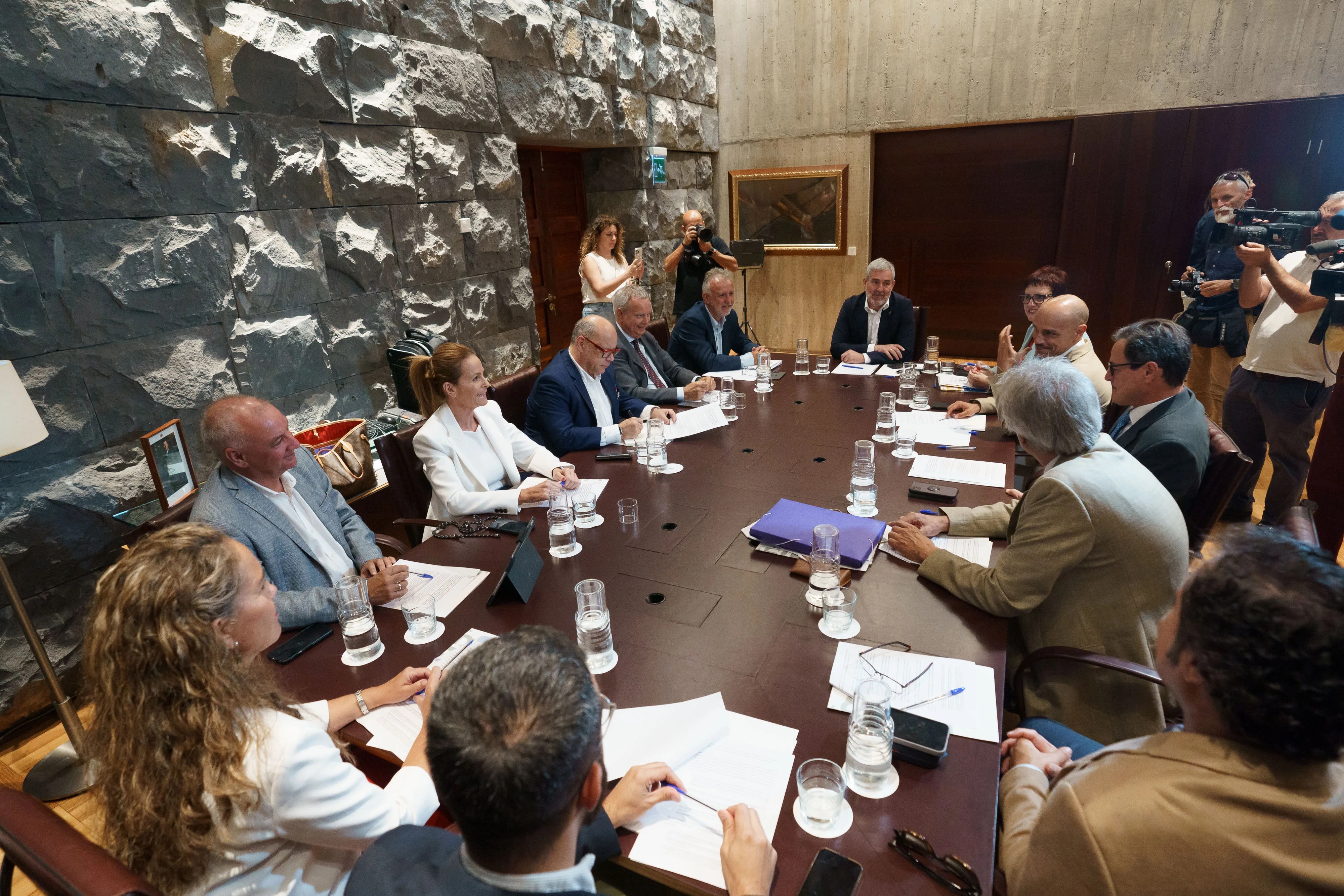 El presidente de Canarias, Fernando Clavijo (c), reunió este jueves en Santa Cruz de Tenerife al Pacto Migratorio de Canarias, del que forman parte todos los grupos parlamentarios, menos Vox, con la presencia del ministro de Política Territorial, Ángel Víctor Torres (i), para explicar el acuerdo sobre los menores solicitantes de asilo. EFE/ Ramón De La Rocha