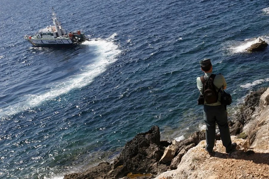 Fotografía de archivo de una embarcación de la Guardia Civil patrullando en aguas de la marina de Llucmajor.