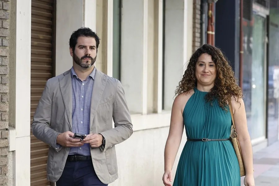 La portavoz adjunta del Grupo socialista en el Ayuntamiento de Madrid Enma López (d) a su llegada a la reunión de la Ejecutiva federal del PSOE