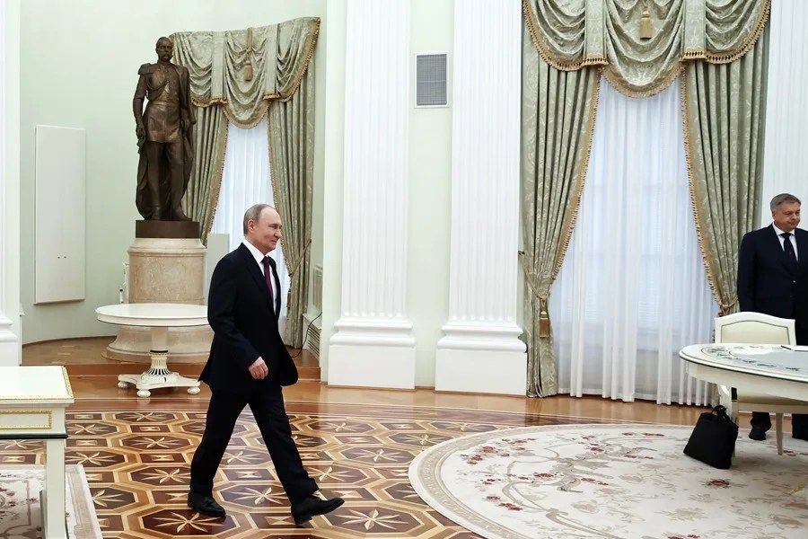 El presidente ruso, Vladímir Putin, camina durante su reunión con el ministro de Asuntos Exteriores de Irán en el Kremlin en Moscú