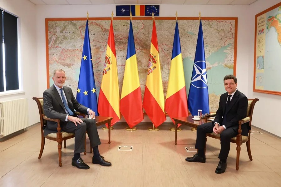 El rey Felipe VI mantiene un encuentro con el presidente de Rumanía, Nicusor Dan (d), en el marco de su visita a la base militar de Cincu