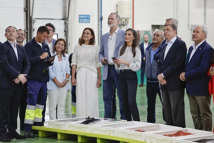 La reina Letizia (4d) y el rey Felipe VI (c) participan en la subasta de la lonja de Burela (Lugo)