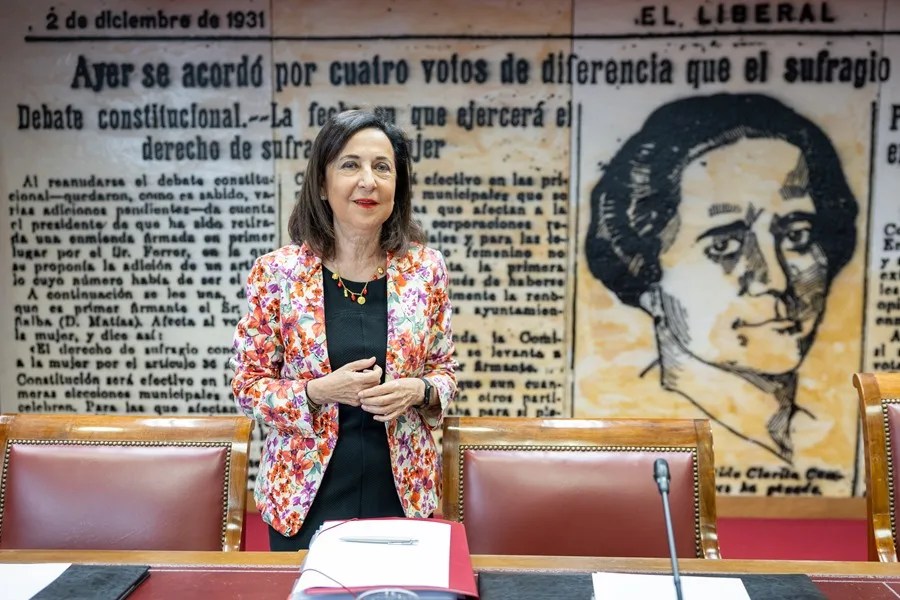 La ministra de Defensa, Margarita Robles (2i)